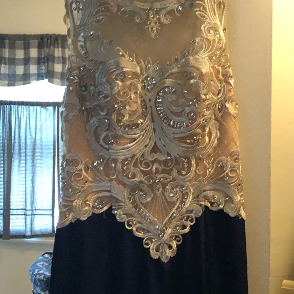 Gown - Picture 3 of 7